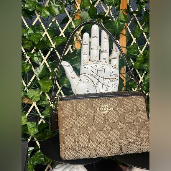 Coach Horse and Carriage corner zip wristlet with gift bag and bowđ„ - Picture 7 of 15